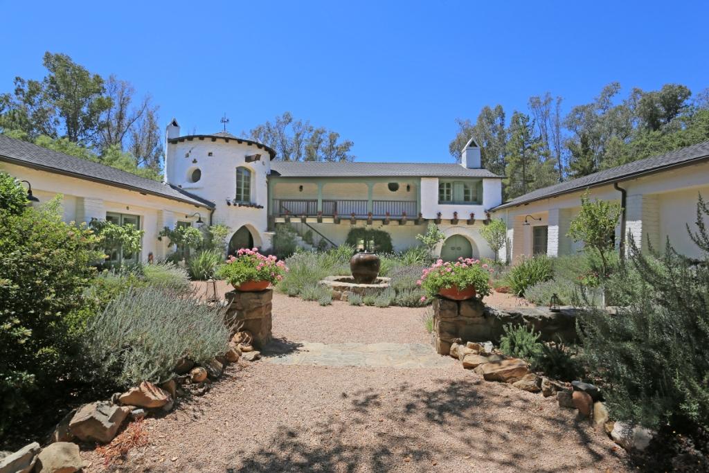 Reese Witherspoon Sells Ojai Home at a Loss