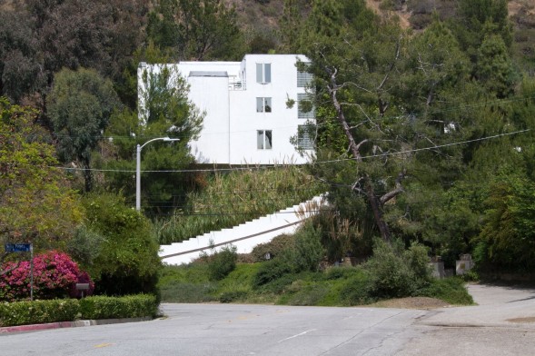 for sale u002639jeopardyu002639 host alex trebeku002639s former home zillow blog for sale jeopardy host alex trebeks former home 589x392 Alex Trebeks former home c82a0d 589x392 For Sale: ‘Jeopardy!’ Host Alex Trebek’s Former Home