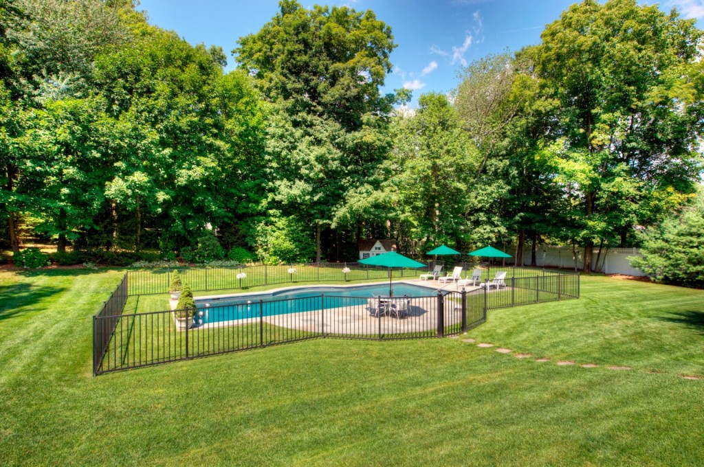 Elisabeth Hasselback's pool