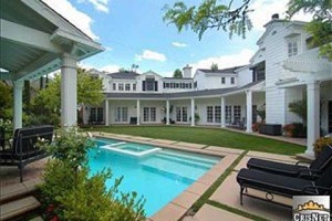 Jennie Garth's former outdoor pavilion
