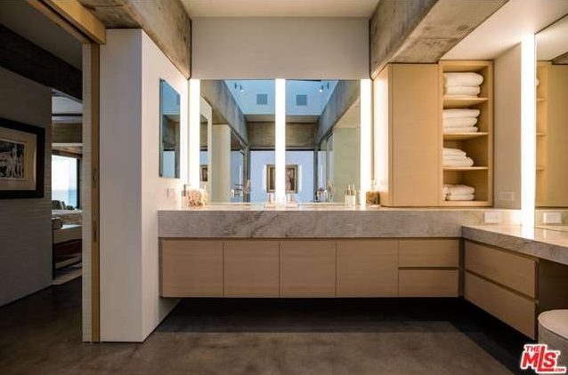 Jillian Michaels' bathroom2
