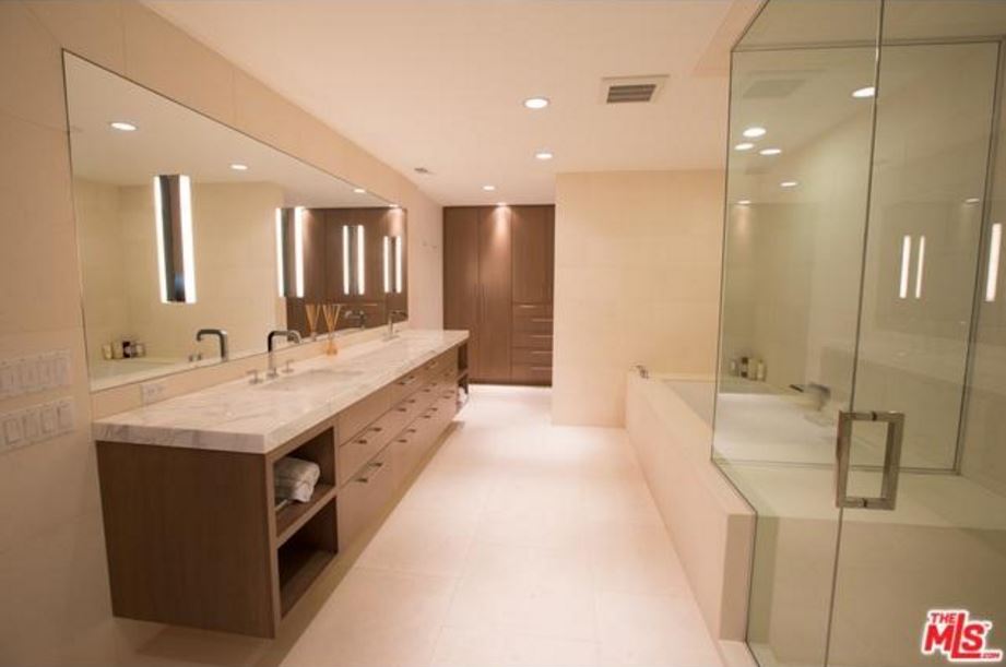 Kardashian bathroom2