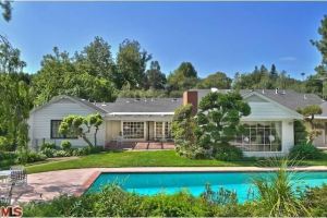 Kate Walsh's backyard (2)