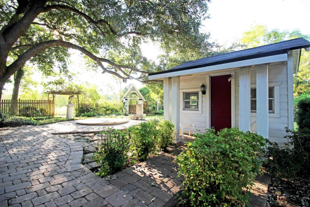 Magnolia patio