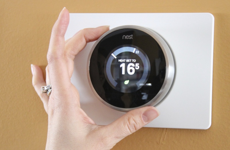 The Nest learning thermostat  ? simply turn the dial to set it - Version 2