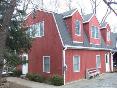 A quaint barn apartment measuring 600 square feet is available for rent.