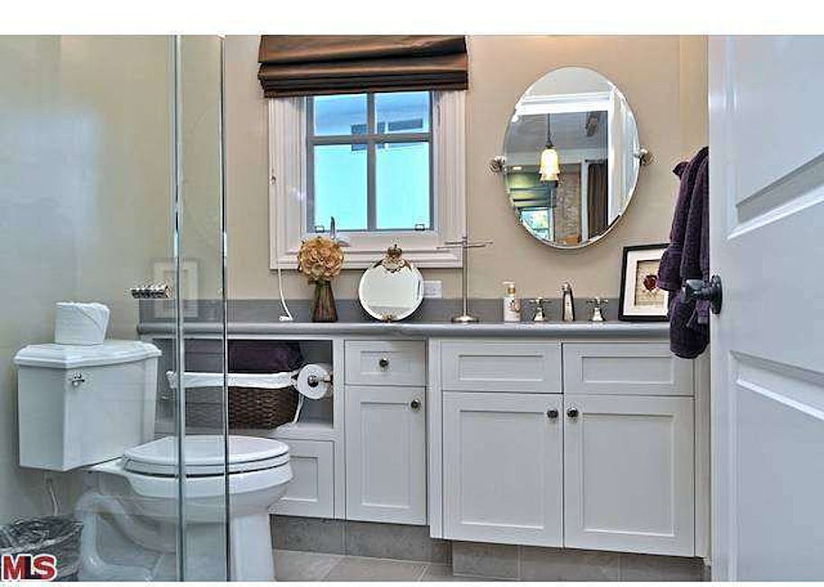 Selena Gomez Lists Tarzana Home