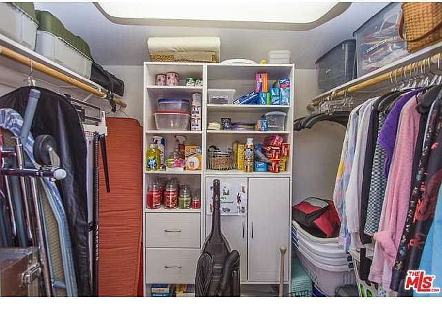 Dolly Parton's Hollywood House Is All Country Zillow Porchlight