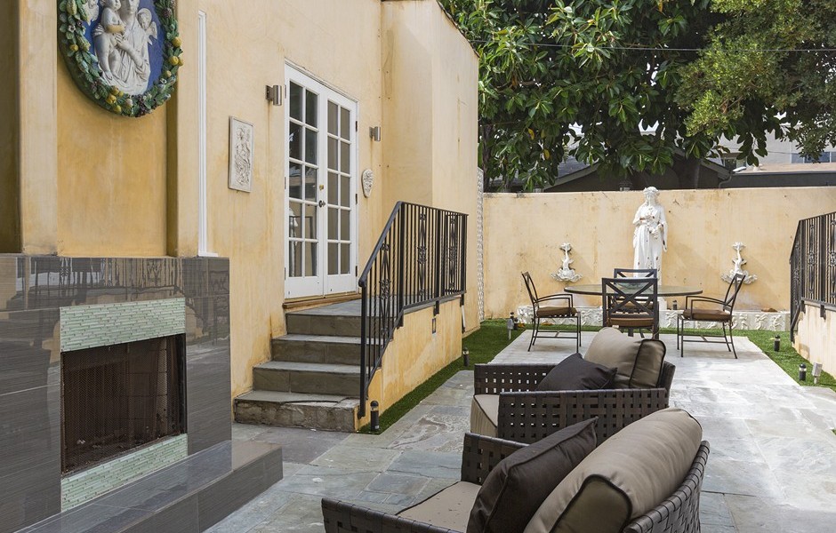 UPDATE Faye Dunaway's West Hollywood Compound Goes for 1.45M Zillow