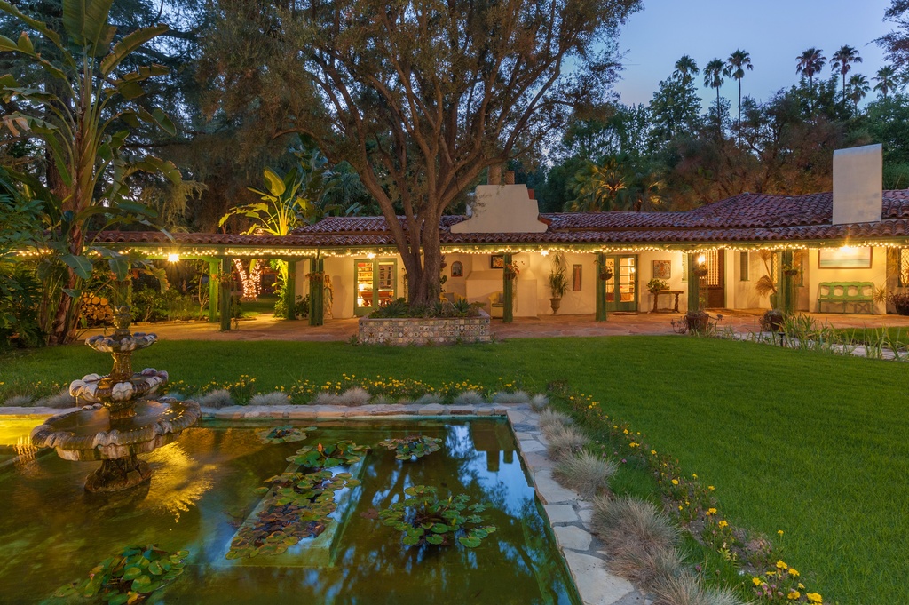 Actress Annie Potts Designed This Funky Hacienda Zillow Porchlight