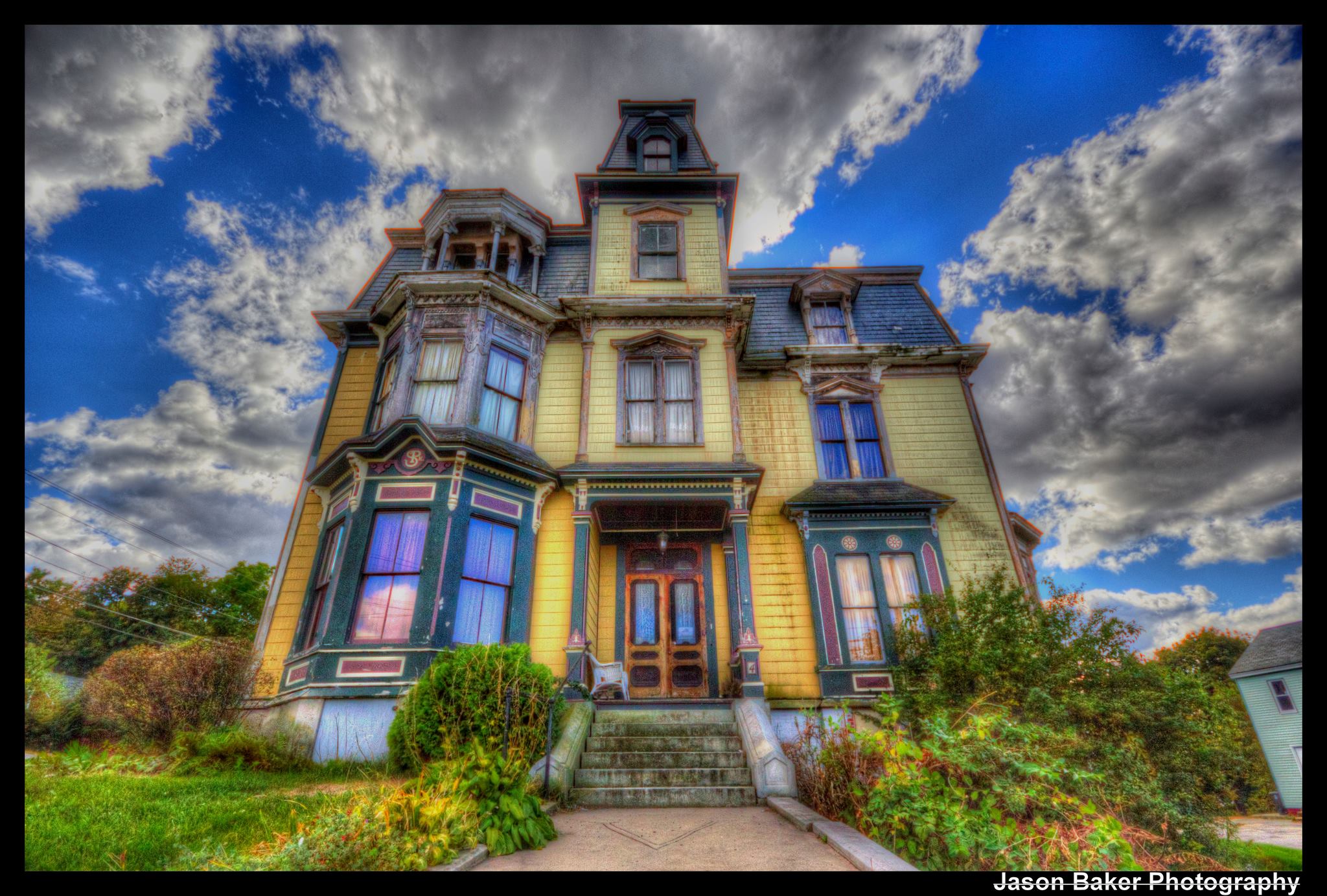 What's It Like Living in a Haunted House? - Zillow Porchlight