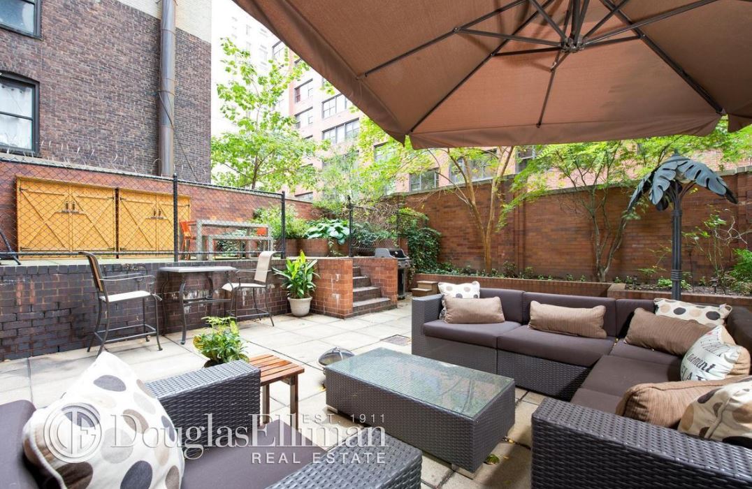 A 1 bedroom condo on East 80th street in Yorkville offers a two-tiered private outdoor terrace, currently on the market for $925,000. 