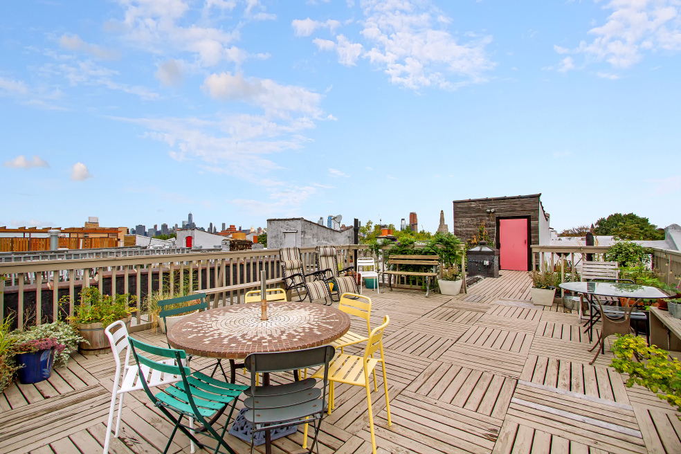 The shared roofdeck at 404 3rd Street